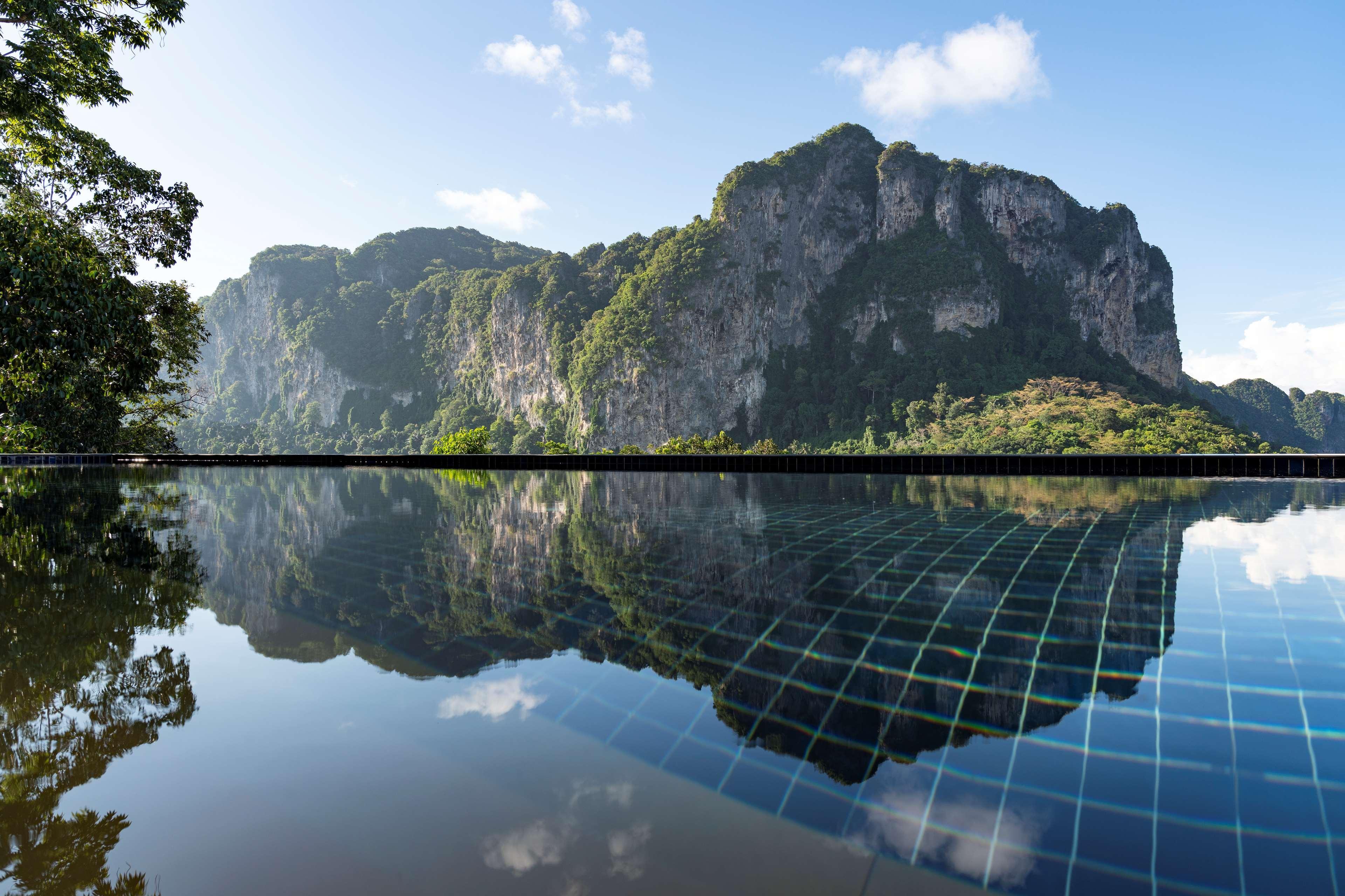 Avani Ao Nang Cliff Krabi Resort Exterior foto